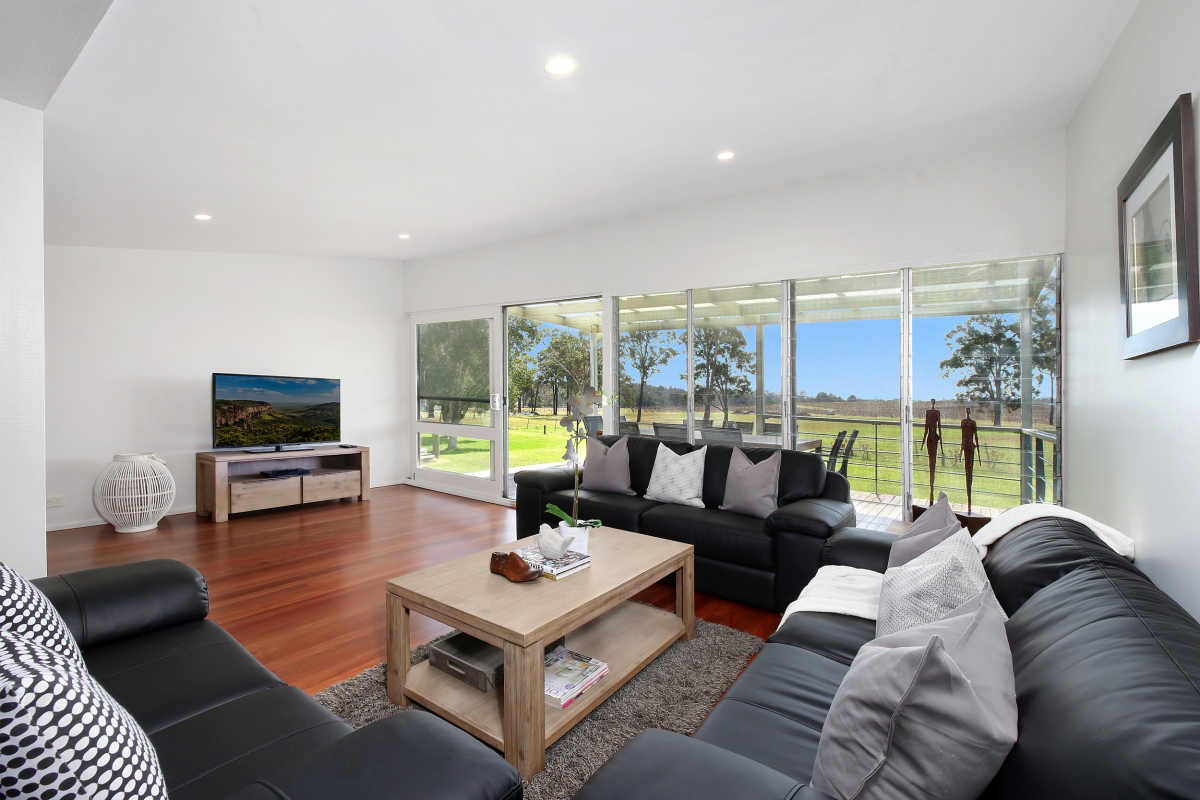 Hunter Valley Accommodation - Ironbark Hill Retreat - Pokolbin - Living Room
