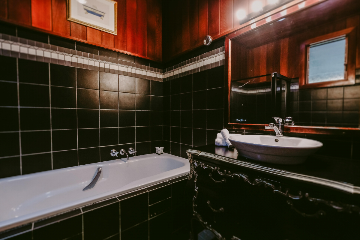 Hunter Valley Accommodation - Casuarina Estate - Themed Spa Suite Moulin Rouge - all