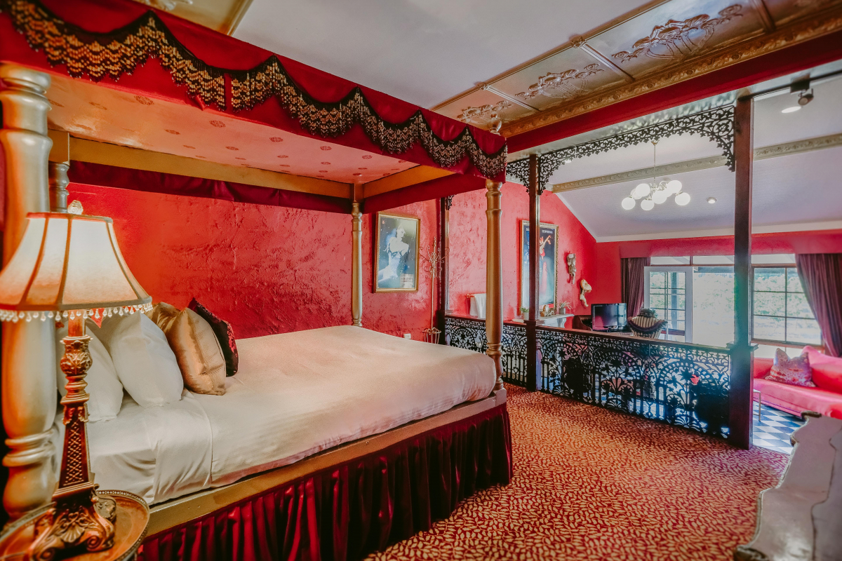 Hunter Valley Accommodation - Casuarina Estate - Themed Spa Suite Moulin Rouge - all
