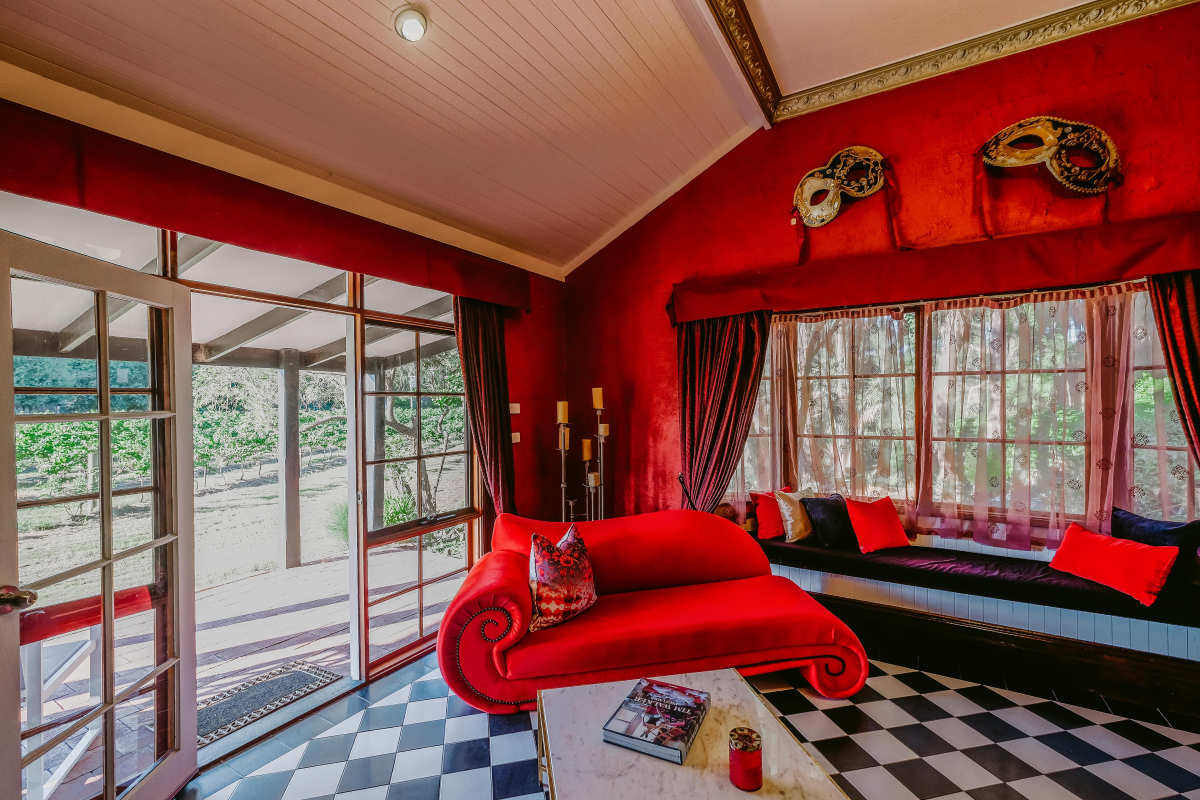 Hunter Valley Accommodation - Casuarina Estate - Themed Spa Suite Moulin Rouge - all