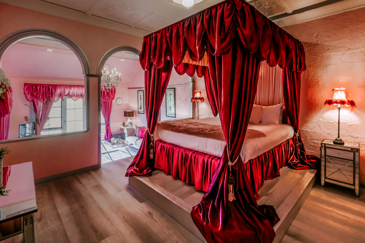 Hunter Valley Accommodation - Casuarina Estate - Themed Suite French Bordello - all
