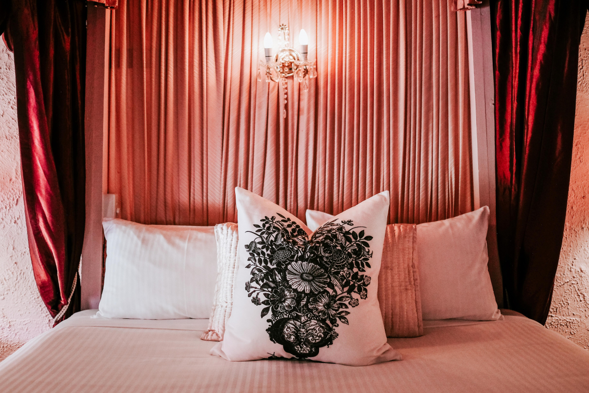 Hunter Valley Accommodation - Casuarina Estate - Themed Suite French Bordello - all