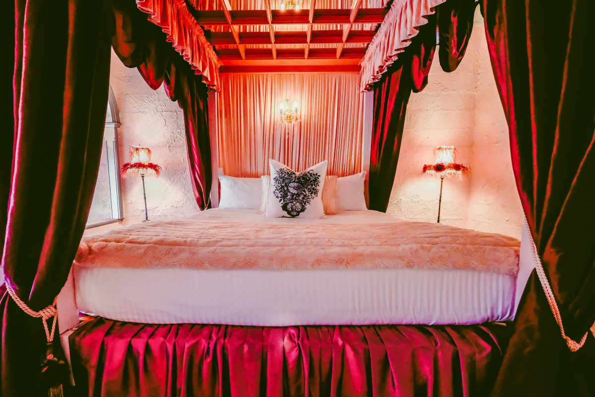 Hunter Valley Accommodation - Casuarina Estate - Themed Suite French Bordello - all