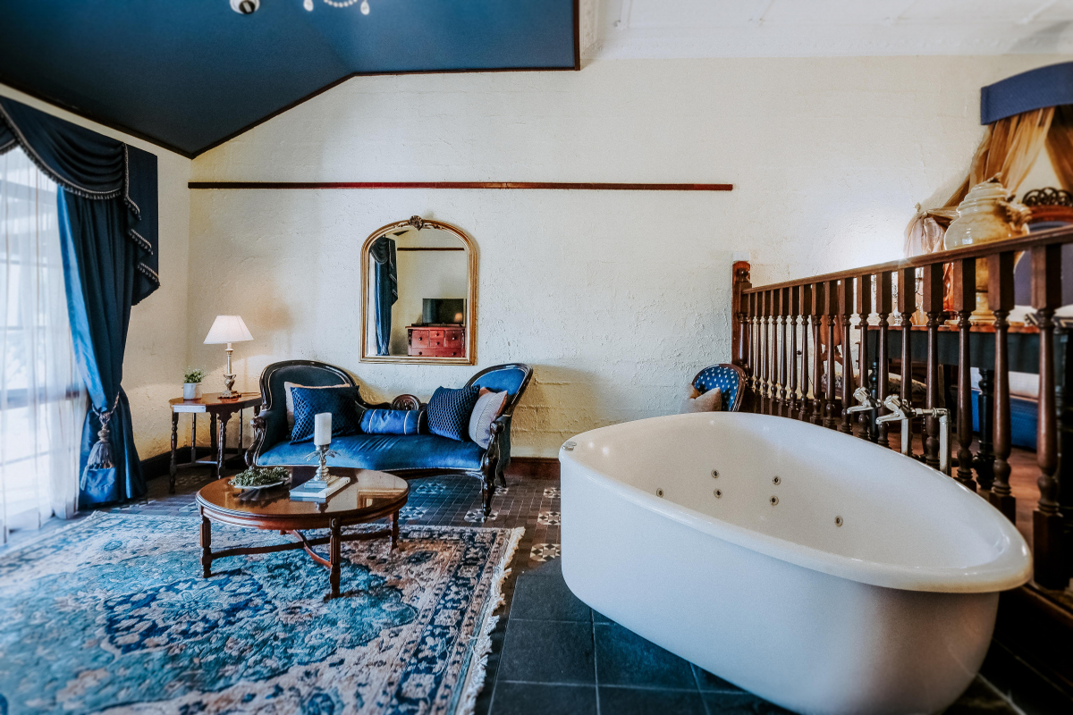 Hunter Valley Accommodation - Casuarina Estate - Themed Spa Suite Italian Bordello - all