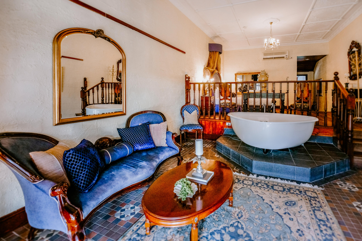 Hunter Valley Accommodation - Casuarina Estate - Themed Spa Suite Italian Bordello - all