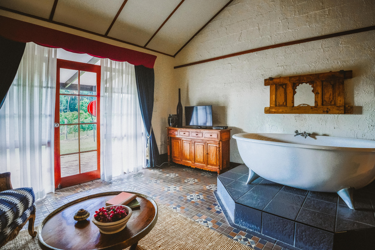 Hunter Valley Accommodation - Casuarina Estate - Themed Spa Suite Casablanca - all