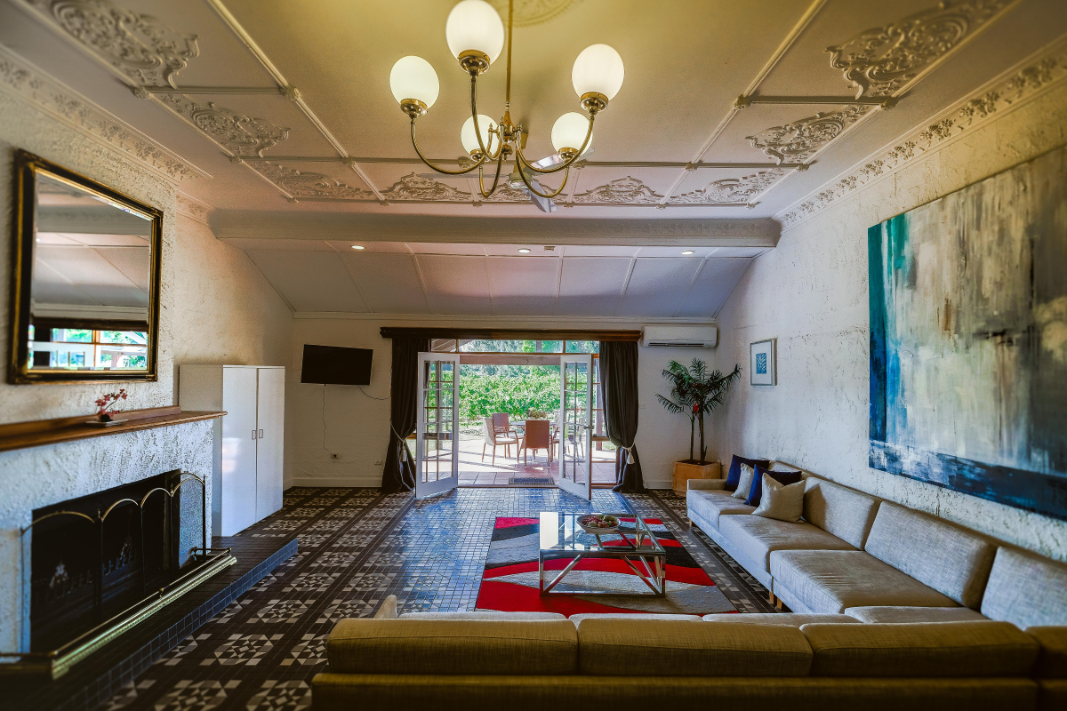 Hunter Valley Accommodation - Casuarina Estate - Themed Spa Suite Moulin Rouge - all