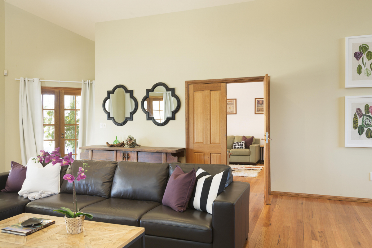 Hunter Valley Accommodation - Wine Country Lodge - Pokolbin - Living Room