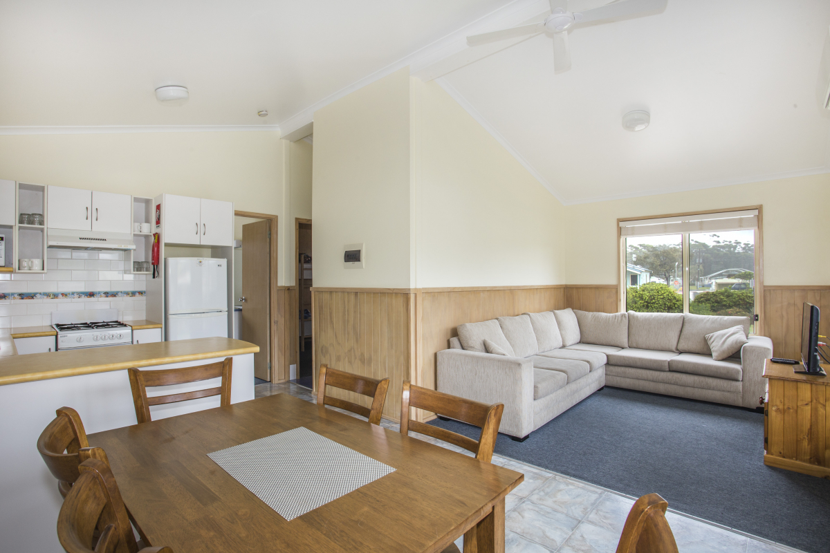 Deluxe (6pax) Lake Tabourie