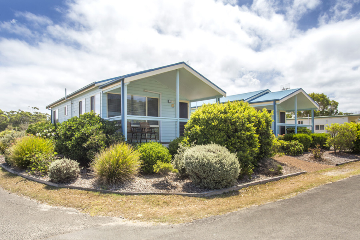 Deluxe (5pax) Lake Tabourie