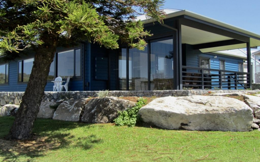 Storm Bay Cottage - lookout over the ocean and Alouarn Island in Flinders Bay