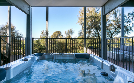 Bella Vista - luxury, views & hot tub, linen included