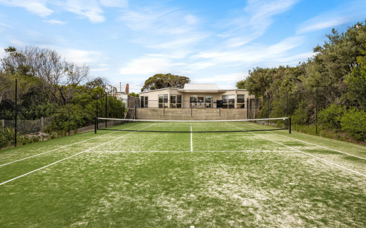 SeaSide Serenity - tennis court & close to back beach, linen included
