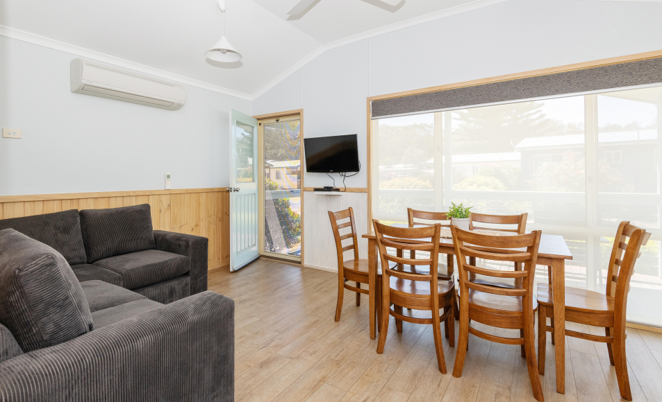 Deluxe (5pax) Lake Tabourie